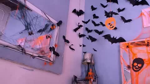 emily_castillo1_ online show from 10/27/25, 04:27