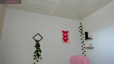 Snapshot of emily_coraline chatting on 12/09/24, 03:54 Emily  online show from 12/09/24, 03:54