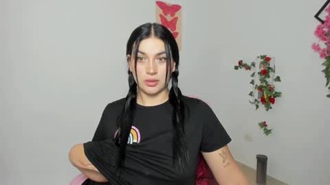 Snapshot of emily_coraline chatting on 09/30/25, 02:33 Emily  online show from 09/30/25, 02:33