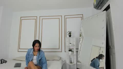Snapshot of emily_gaviria1 chatting on 03/26/26, 12:11 emily_gaviria1 online show from 03/26/26, 12:11