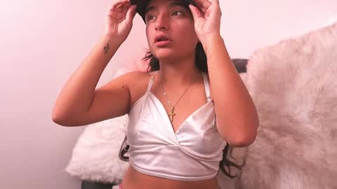 Snapshot of emily_jonexs_ chatting on 04/22/26, 03:57 mily online show from 04/22/26, 03:57