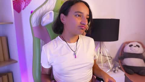 Snapshot of emily_jonexs_ chatting on 05/22/26, 05:51 mily online show from 05/22/26, 05:51