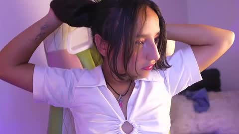 Snapshot of emily_jonexs_ chatting on 05/28/26, 04:59 mily online show from 05/28/26, 04:59