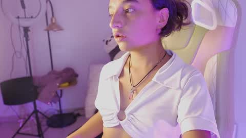 Snapshot of emily_jonexs_ chatting on 06/04/26, 07:09 mily online show from 06/04/26, 07:09