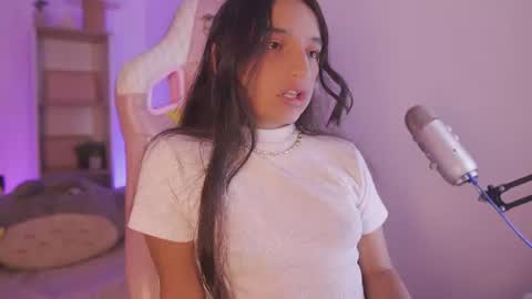 Snapshot of emily_jonexs_ chatting on 06/10/26, 08:30 mily online show from 06/10/26, 08:30