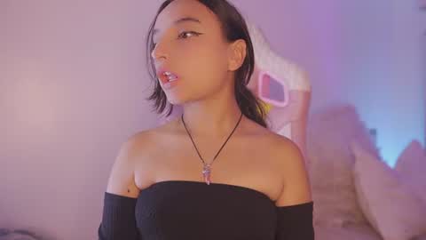 Snapshot of emily_jonexs_ chatting on 06/13/26, 09:35 mily online show from 06/13/26, 09:35