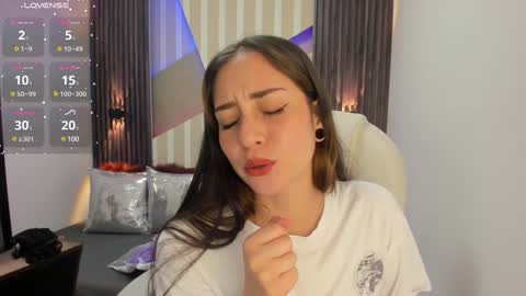 Snapshot of emily_layton chatting on 12/19/24, 05:29 Emily online show from 12/19/24, 05:29