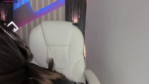 Snapshot of emily_layton chatting on 01/21/25, 02:37 Emily online show from 01/21/25, 02:37