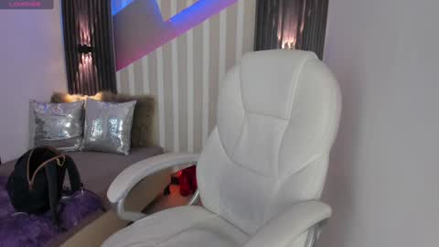 Snapshot of emily_layton chatting on 02/04/25, 02:32 Emily online show from 02/04/25, 02:32
