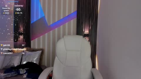 Snapshot of emily_layton chatting on 02/07/25, 07:59 Emily online show from 02/07/25, 07:59