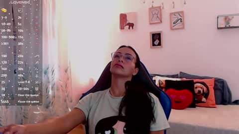 Snapshot of emily_leroy571240 chatting on 10/24/25, 12:01 emily leroy. online show from 10/24/25, 12:01