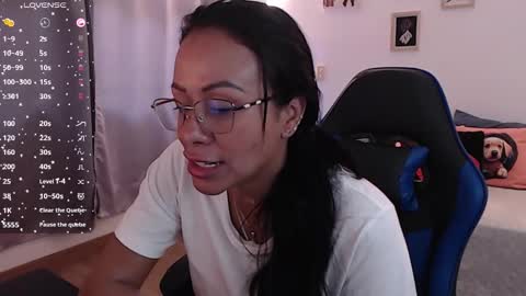 Snapshot of emily_leroy571240 chatting on 10/28/25, 01:47 emily leroy. online show from 10/28/25, 01:47