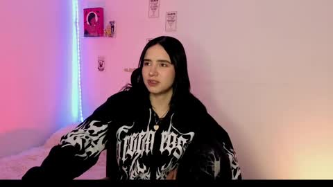 Snapshot of emily_lindey_ chatting on 05/15/26, 04:19 Emily Lindey online show from 05/15/26, 04:19