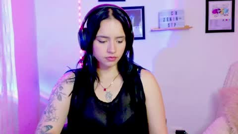 Snapshot of emily_lindey_ chatting on 06/07/26, 05:00 Emily Lindey online show from 06/07/26, 05:00