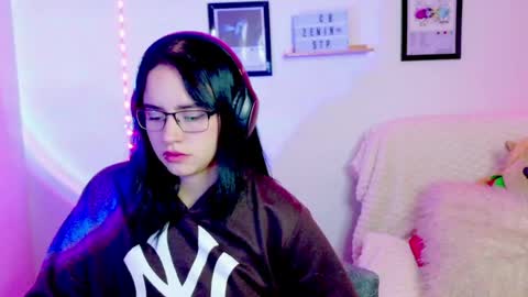 Snapshot of emily_lindey_ chatting on 06/11/26, 02:53 Emily Lindey online show from 06/11/26, 02:53