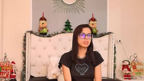 Snapshot of emily_loperaa chatting on 12/18/25, 09:21 Emily online show from 12/18/25, 09:21