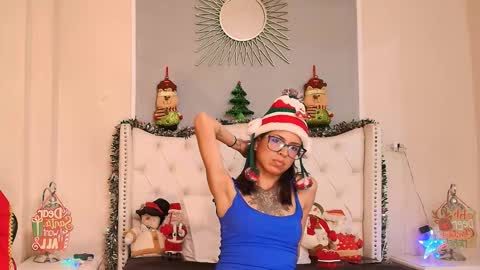 Snapshot of emily_loperaa chatting on 12/22/25, 11:35 Emily online show from 12/22/25, 11:35