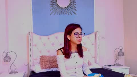 Snapshot of emily_loperaa chatting on 02/16/26, 11:01 Emily online show from 02/16/26, 11:01