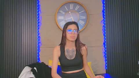 Snapshot of emily_loperaa chatting on 04/19/26, 09:17 Emily online show from 04/19/26, 09:17