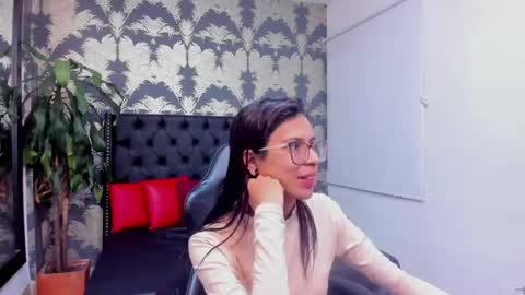 Snapshot of emily_loperaa chatting on 04/30/26, 02:45 Emily online show from 04/30/26, 02:45