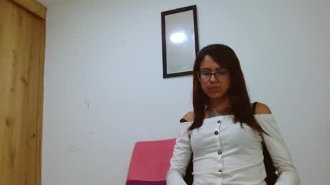 Snapshot of emily_loperaa chatting on 06/05/26, 03:57 Emily online show from 06/05/26, 03:57