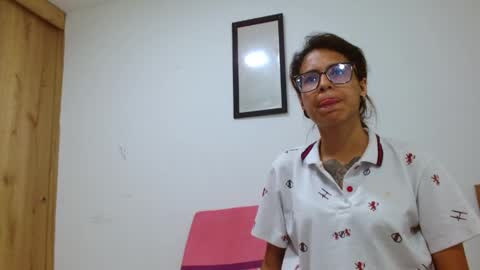 Snapshot of emily_loperaa chatting on 06/09/26, 12:44 Emily online show from 06/09/26, 12:44