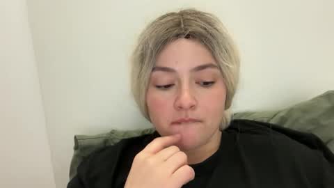 Snapshot of emily_morning_dew chatting on 10/15/25, 06:35 emily_morning_dew online show from 10/15/25, 06:35