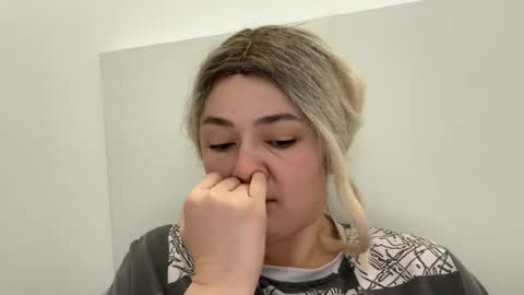 Snapshot of emily_morning_dew chatting on 10/29/25, 06:15 emily_morning_dew online show from 10/29/25, 06:15