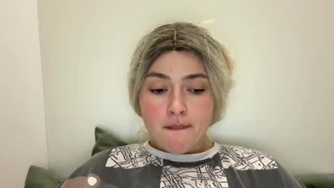 Snapshot of emily_morning_dew chatting on 10/29/25, 08:32 emily_morning_dew online show from 10/29/25, 08:32