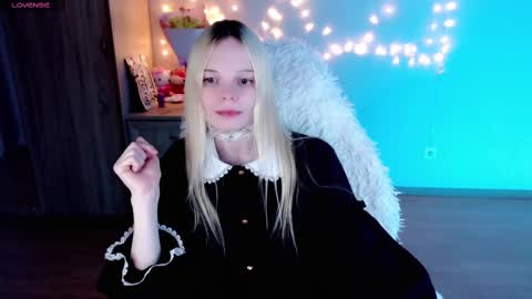 Lia online show from 02/21/25, 11:54