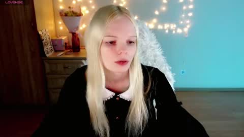 Lia online show from 02/28/25, 12:20