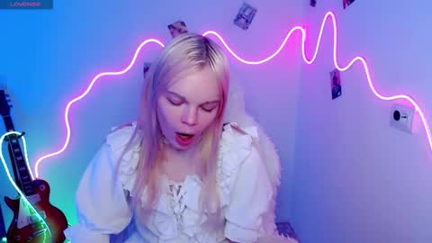 Snapshot of emily_nyaffe chatting on 10/31/25, 01:34 Lia online show from 10/31/25, 01:34