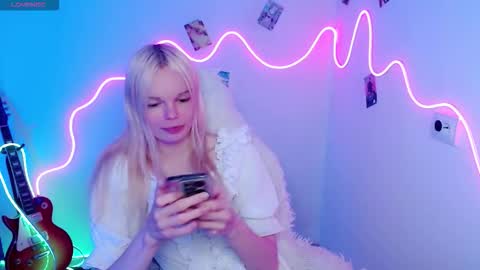 Snapshot of emily_nyaffe chatting on 11/03/25, 03:13 Lia online show from 11/03/25, 03:13