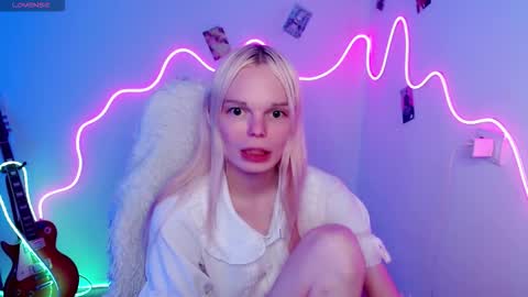 Snapshot of emily_nyaffe chatting on 11/05/25, 01:00 Lia online show from 11/05/25, 01:00