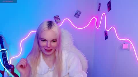 Snapshot of emily_nyaffe chatting on 11/06/25, 08:21 Lia online show from 11/06/25, 08:21