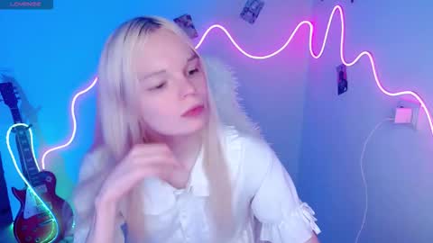 Snapshot of emily_nyaffe chatting on 11/08/25, 03:45 Lia online show from 11/08/25, 03:45