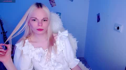 Snapshot of emily_nyaffe chatting on 12/05/25, 03:09 Lia online show from 12/05/25, 03:09