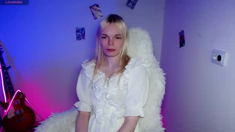 Snapshot of emily_nyaffe chatting on 12/13/25, 09:09 Lia online show from 12/13/25, 09:09