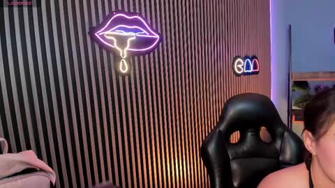 Snapshot of emily_roberts1 chatting on 12/04/25, 04:44 Emily online show from 12/04/25, 04:44