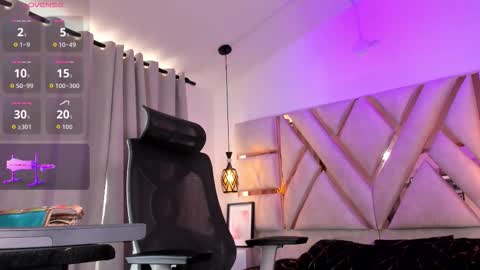 Snapshot of emily_roousee chatting on 12/17/25, 07:42 Emily online show from 12/17/25, 07:42