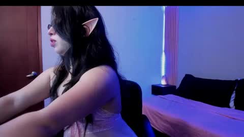 Snapshot of emily_tulip chatting on 04/22/26, 11:23 Vanesa online show from 04/22/26, 11:23