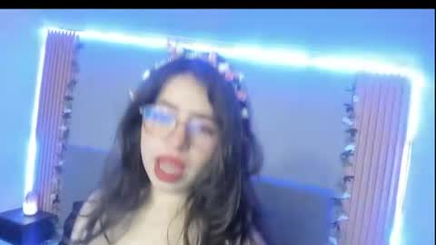 Snapshot of emily_tulip chatting on 06/13/26, 11:19 Vanesa online show from 06/13/26, 11:19