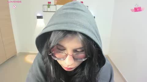 Snapshot of emily_villamil_ chatting on 11/24/25, 10:42 Emi online show from 11/24/25, 10:42