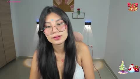 Snapshot of emily_villamil_ chatting on 12/21/25, 05:31 Emi online show from 12/21/25, 05:31