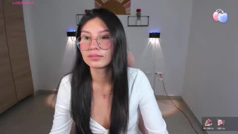 Snapshot of emily_villamil_ chatting on 02/03/26, 10:04 Emi online show from 02/03/26, 10:04