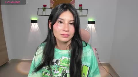 Snapshot of emily_villamil_ chatting on 02/05/26, 09:30 Emi online show from 02/05/26, 09:30