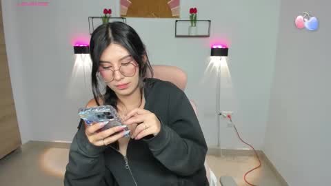 Snapshot of emily_villamil_ chatting on 02/06/26, 09:18 Emi online show from 02/06/26, 09:18
