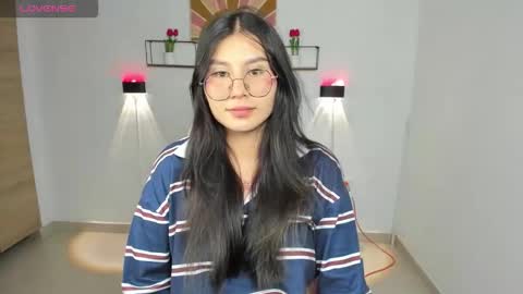 Snapshot of emily_villamil_ chatting on 03/19/26, 09:30 Emi online show from 03/19/26, 09:30