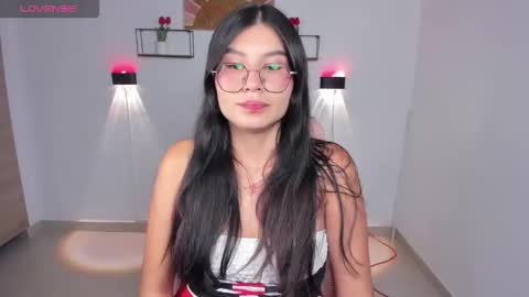 Snapshot of emily_villamil_ chatting on 03/26/26, 08:58 Emi online show from 03/26/26, 08:58