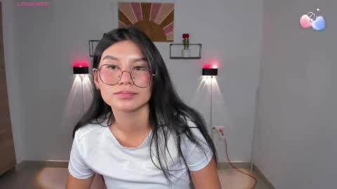 Snapshot of emily_villamil_ chatting on 04/13/26, 10:15 Emi online show from 04/13/26, 10:15